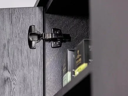 Bisagra de cazoleta Hettich montada en la puerta de un mueble
