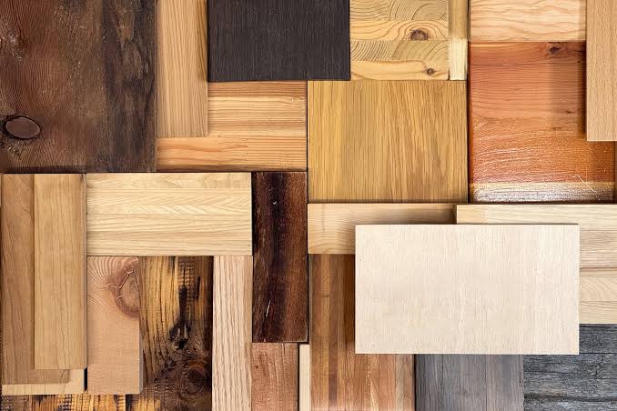 Piezas de madera natural de distintas especies y tonos