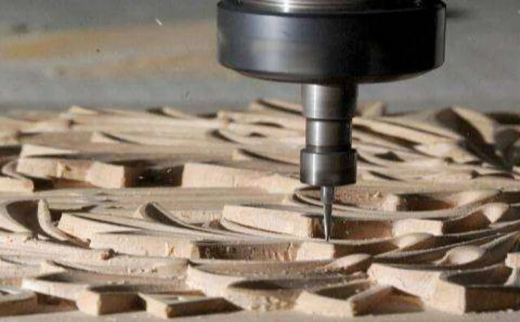 Primer plano de la fresa de un pantógrafo CNC tallando madera