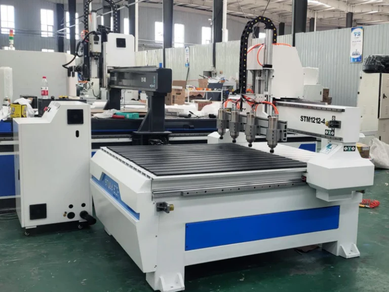 Pantógrafo CNC de cuatro cabezales en un taller de madera