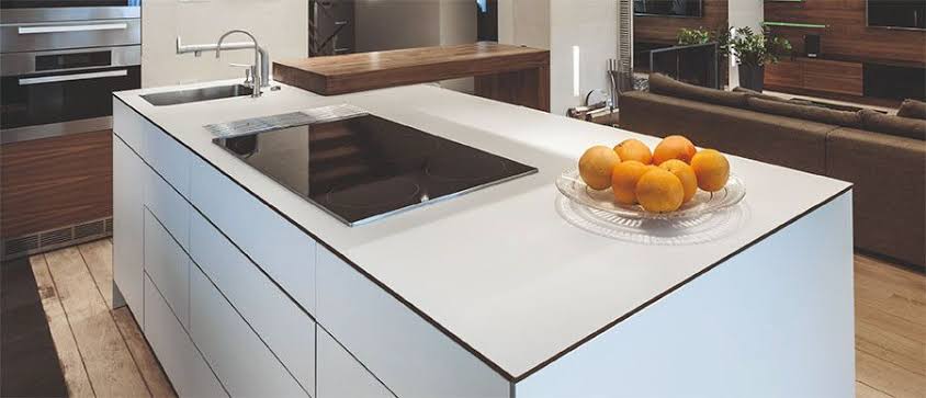 Encimera de tablero compacto instalada en una cocina