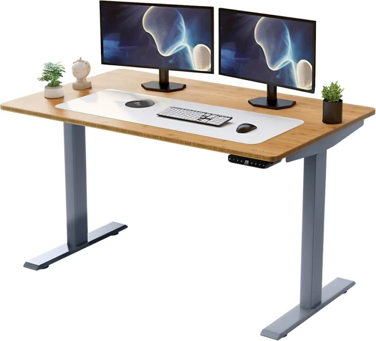 Escritorio elevable eléctrico con tablero de madera y dos monitores